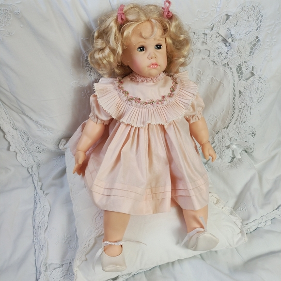 Madame Alexander 'Darlene' Curly Blonde Hair & Blue Eyes Baby Doll #8015 - Picture 3 of 12
